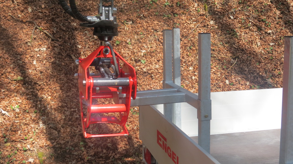Hirth PKW Tandem-Forstanhänger mit Kran 12