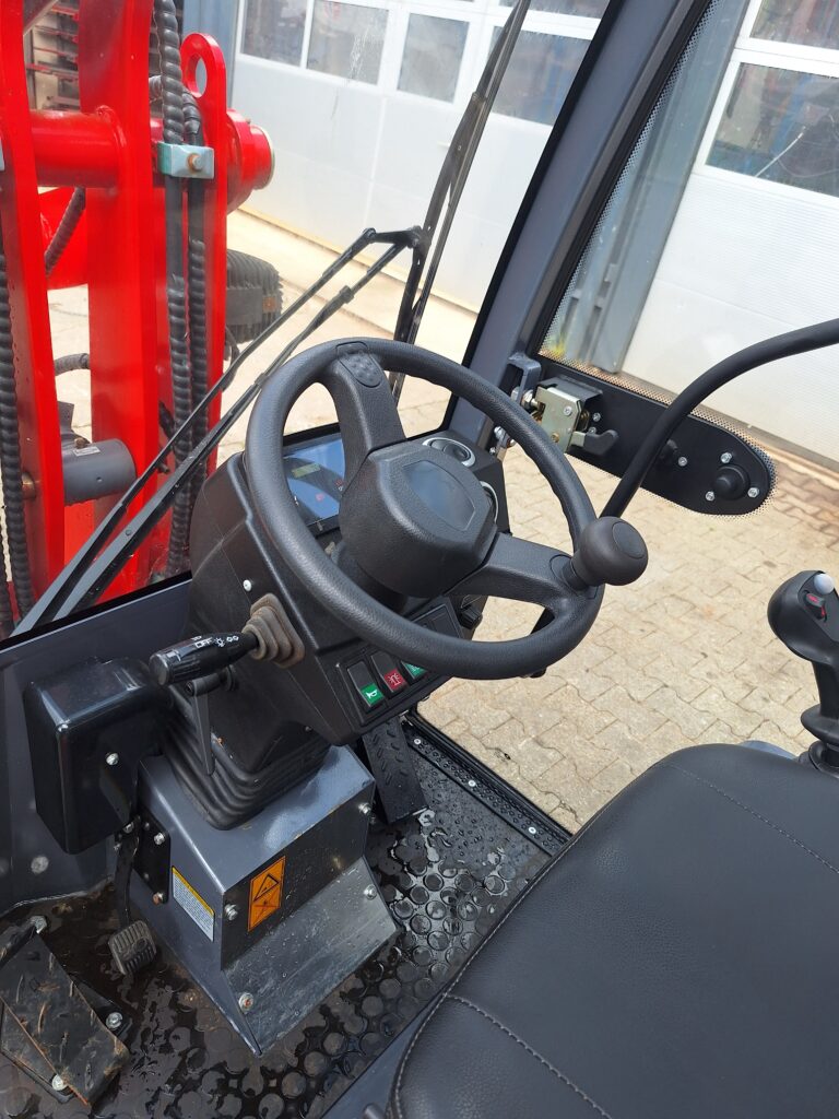 Toyo Hoflader 826 III - Cab 8