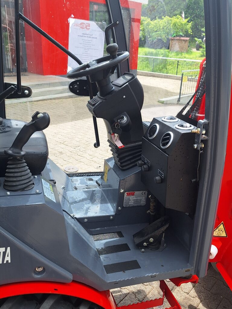 Toyo Radlader 836 III mit Kabine 7